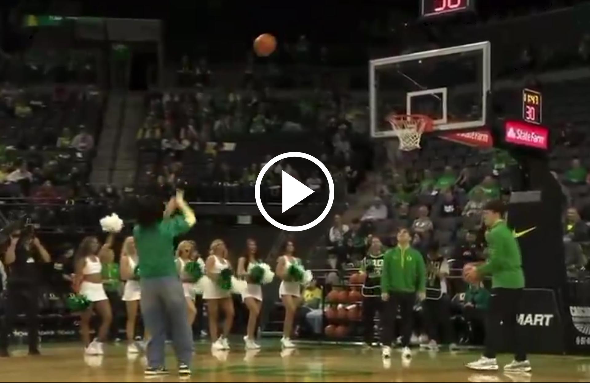 A woman in the crowd shocks everyone by sinking 23 out of 25… and she was a WNBA star in disguise